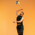 Gustavo Luíz Guilherme Pinto explica os fundamentos, regras e benefícios do vôlei, um esporte que conquista todas as idades.