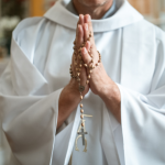 Pe. Dr. Jose Eduardo de Oliveira e Silva destaca que o silêncio e a contemplação são caminhos para aprofundar a intimidade com Deus.