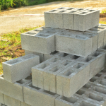 Valderci Malagosini Machado explora o uso de blocos de concreto de alta resistência no controle de deformações em alvenarias estruturais de múltiplos pavimentos.