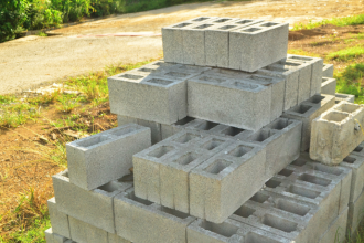 Valderci Malagosini Machado explora o uso de blocos de concreto de alta resistência no controle de deformações em alvenarias estruturais de múltiplos pavimentos.