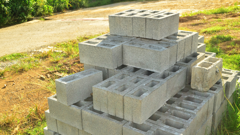 Valderci Malagosini Machado explora o uso de blocos de concreto de alta resistência no controle de deformações em alvenarias estruturais de múltiplos pavimentos.