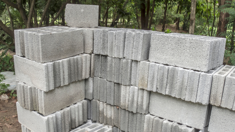 O estudo de Valderci Malagosini Machado destaca como blocos de concreto de alta resistência contribuem para o controle de deformações em alvenarias estruturais de edifícios de múltiplos pavimentos.