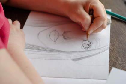 Talento Artístico de Estudante de Cuiabá Ganha Destaque Pela Excelência na Produção de Desenhos