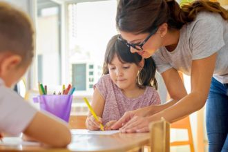 Oficina gratuita de desenho em biblioteca infantil fortalece criatividade e aprendizado entre crianças