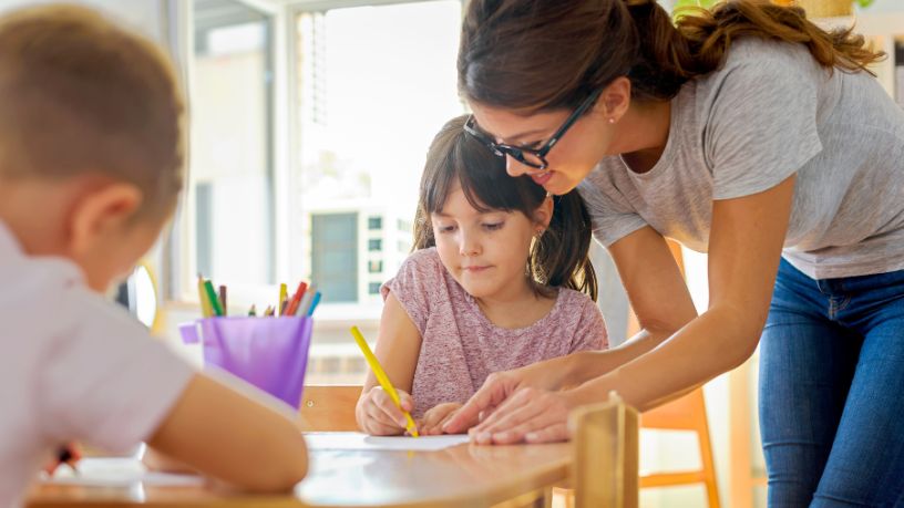 Oficina gratuita de desenho em biblioteca infantil fortalece criatividade e aprendizado entre crianças