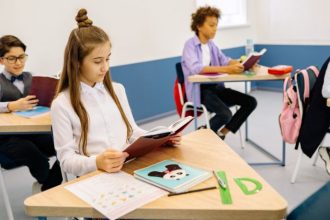 Revista em quadrinhos sobre abuso sexual infantil fortalece educação preventiva nas escolas