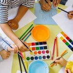 Curso gratuito de desenho e pintura atrai participantes e fortalece acesso à cultura local
