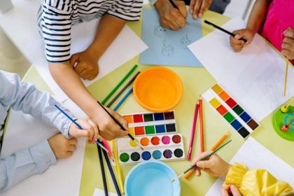 Curso gratuito de desenho e pintura atrai participantes e fortalece acesso à cultura local