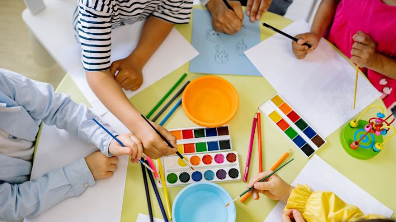 Curso gratuito de desenho e pintura atrai participantes e fortalece acesso à cultura local